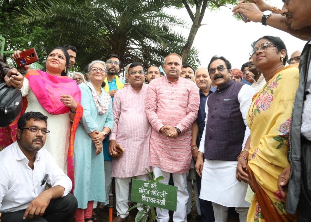 वृहद वृक्षारोपण कार्यक्रम का आयोजन सफलतापूर्वक संपन्न हुआ। - Photo 1