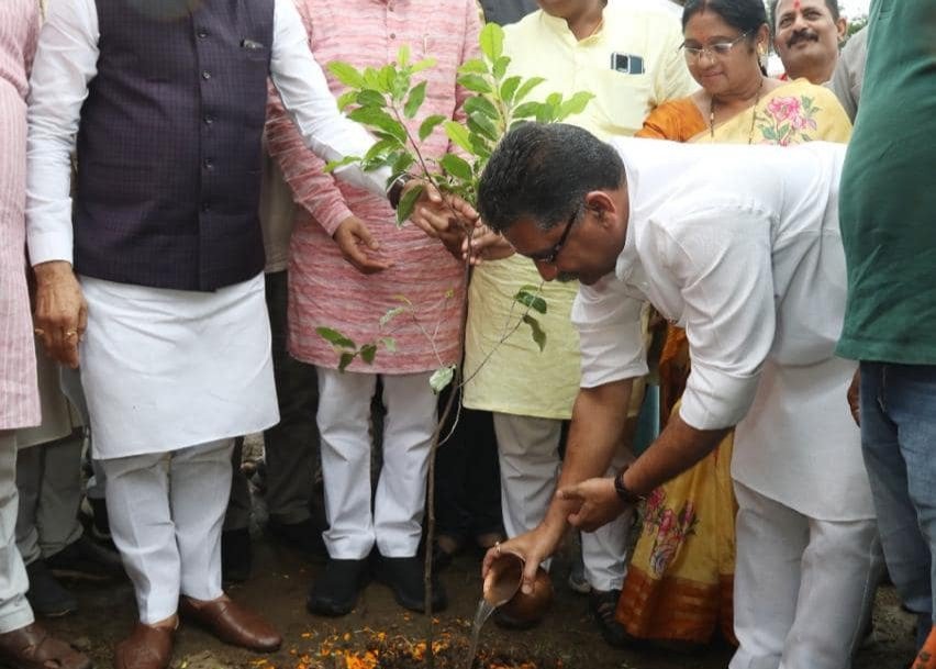 वृहद वृक्षारोपण कार्यक्रम का आयोजन सफलतापूर्वक संपन्न हुआ। - Photo 3