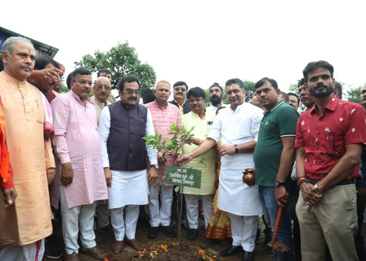 वृहद वृक्षारोपण कार्यक्रम का आयोजन सफलतापूर्वक संपन्न हुआ। - Photo 12