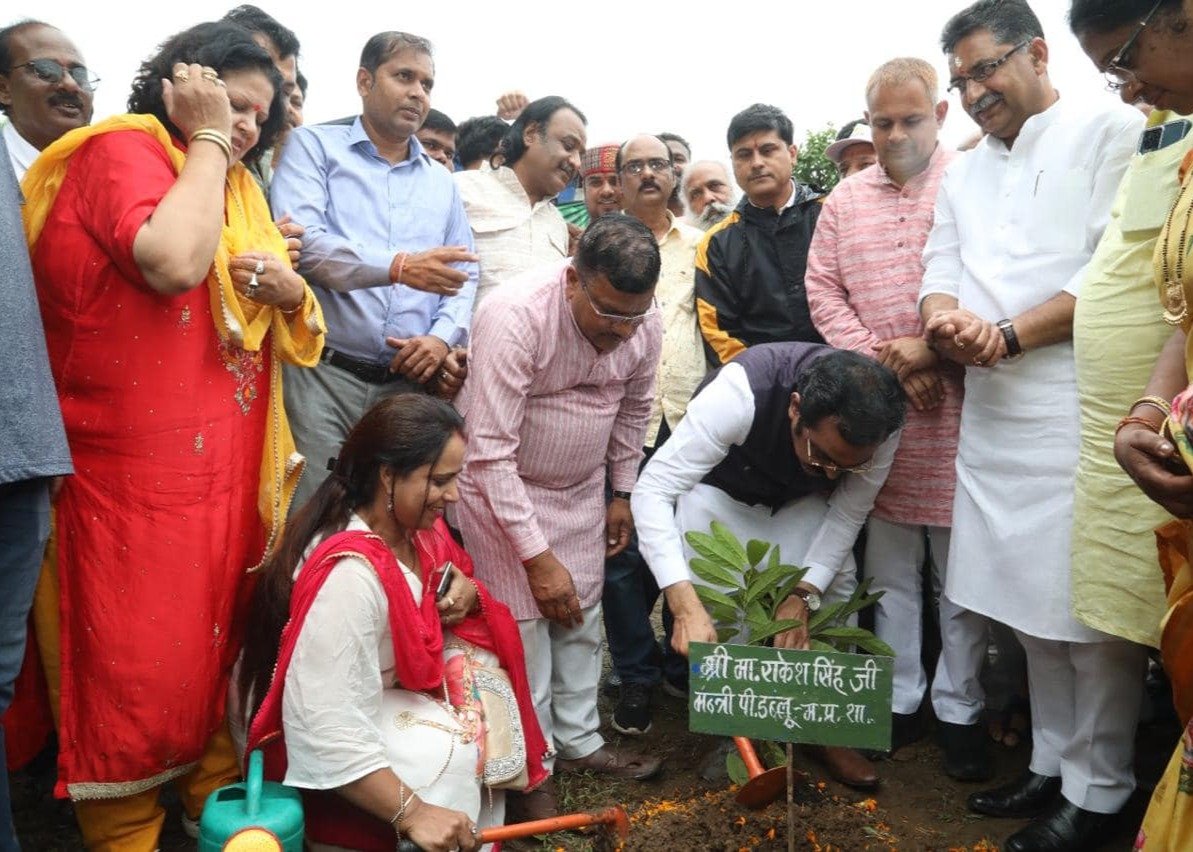 वृहद वृक्षारोपण कार्यक्रम का आयोजन सफलतापूर्वक संपन्न हुआ। - Photo 14